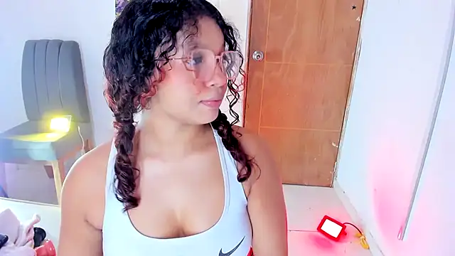 Emily_Coper18 Chat XXX in diretta