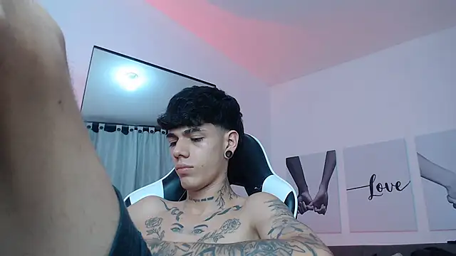 Tommy_valverde's Live XXX Chat