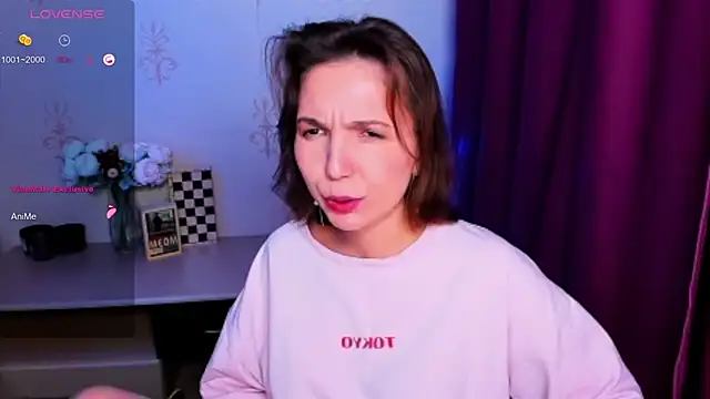 Chat XXX en directo de KindHazelHere_