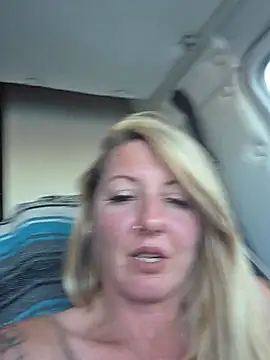 SheIsSomething live XXX chat