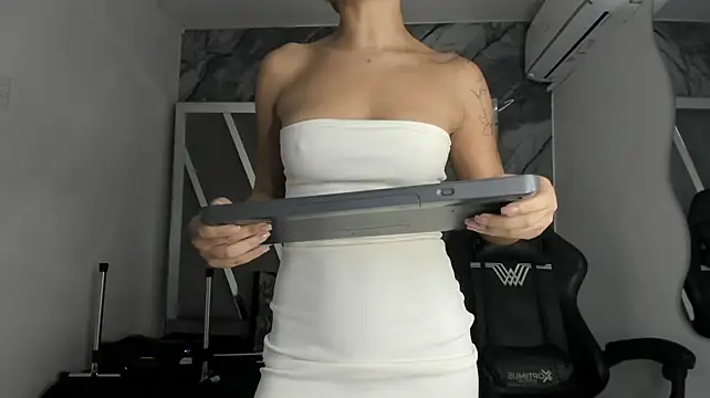 Chatroom XXX en direct de Mia_Petiteht