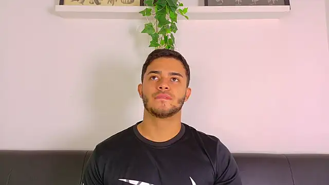 Chatroom XXX en direct de TylerWest_