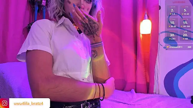 Lila_bratzz Show in webcam