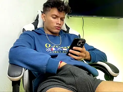 AlexxxGod Adlı Modelin Canlı XXX Sohbeti