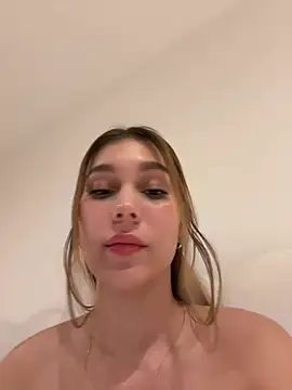 Nikii__ Adlı Modelin Canlı XXX Sohbeti
