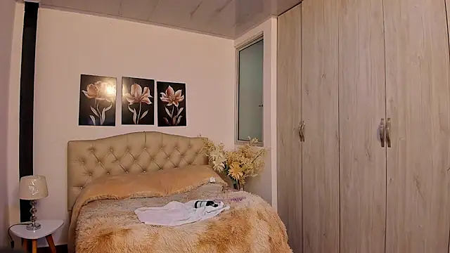 pinky_f00x's Live XXX Chat