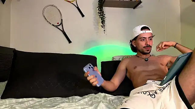Aaron_wheel Live XXX Chat