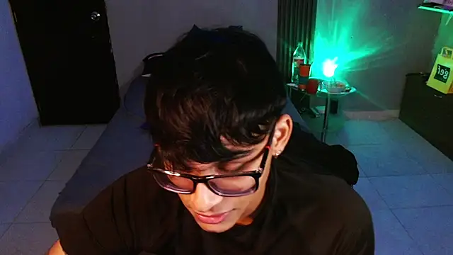Mr_yisuzz Adlı Modelin Canlı XXX Sohbeti