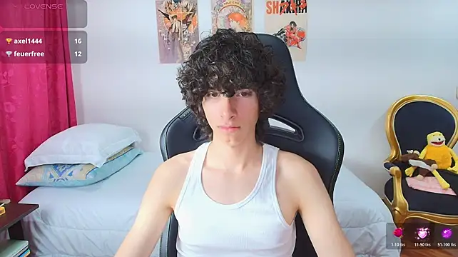 Nude_Boy18 élő XXX-chatje