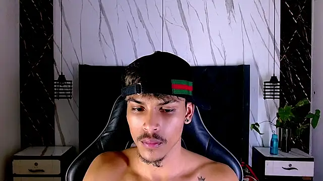Angel_foxc13 élő XXX-chatje