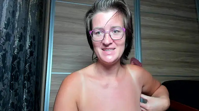 CurvyJules69's Live XXX Chat