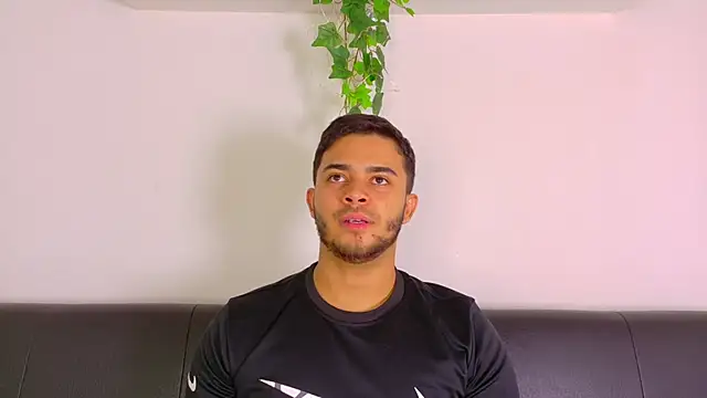 XXX chat uživo modela TylerWest_