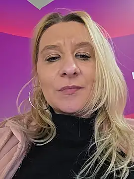 Chat +18 de KaylinJan ao vivo
