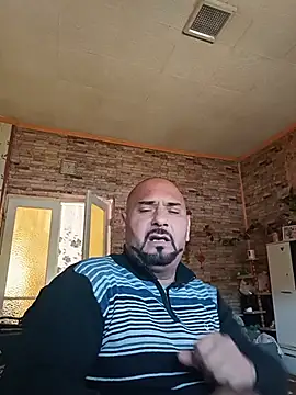 igor44oo: διαδικτυακό σόου στην κάμερα