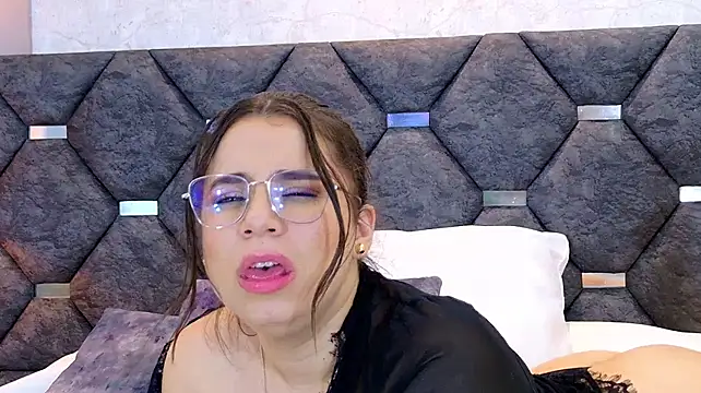 ThaniaJones' Live XXX Chat