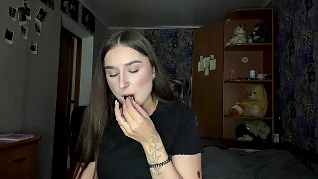 KittyNoSkirtyn Live XXX chat