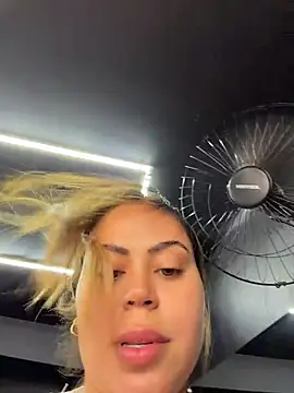 LariiHotWife's Live XXX Chat