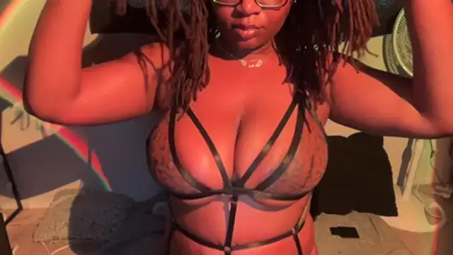 SunniSoles99's Live XXX Chat