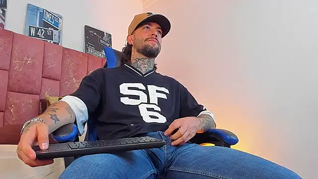 ALPHA_MASTER1n Live XXX chat
