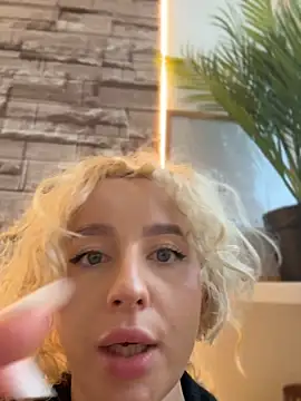 CurlyDaisy Chat XXX in diretta