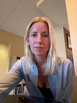 SkinnyMilf's Live XXX Chat