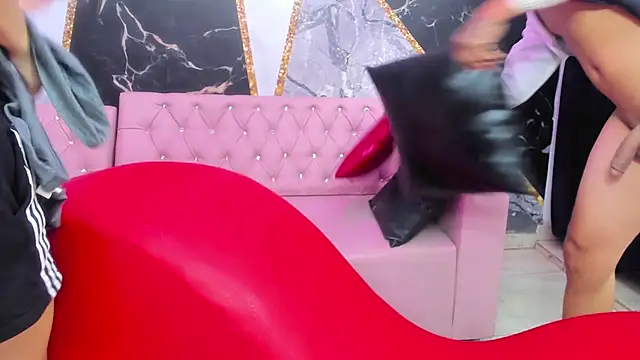 hot-threesomeeeのライブXXXチャット