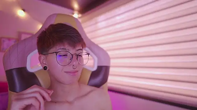 tommy_blue élő XXX-chatje