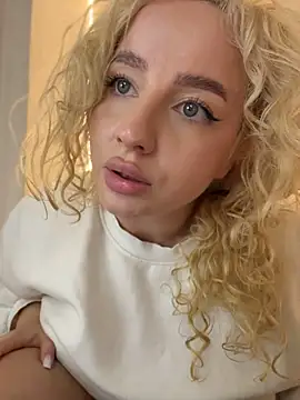 CurlyDaisyのライブXXXチャット