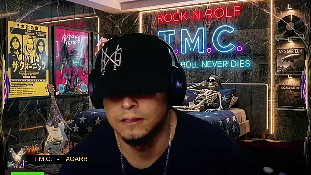 chino_roz Show in webcam