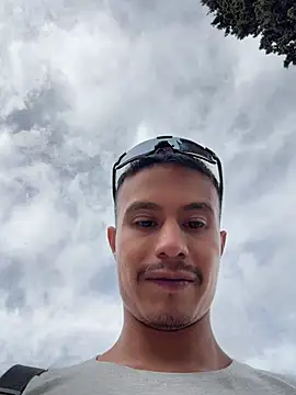 DOMINICKVEGAS77 Adlı Modelin Canlı XXX Sohbeti