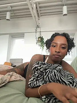 Your_Paris Show in webcam