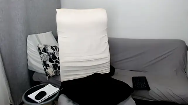 Chatroom XXX en direct de Laura-pervert