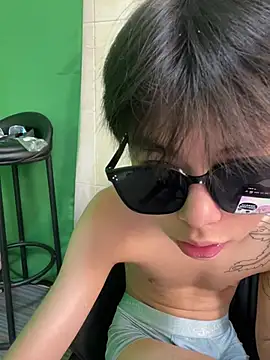 DDD_17n Live XXX chat