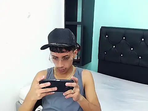 Chat +18 de brayan__hot__ ao vivo