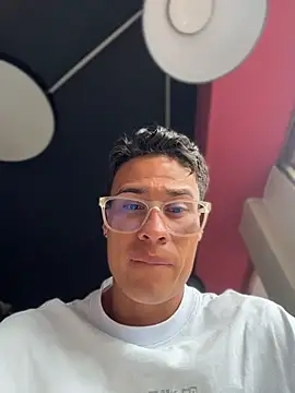 Chatroom XXX en direct de TavoHot_