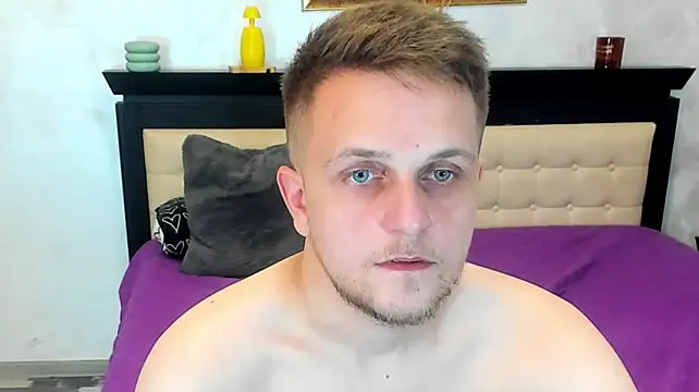XXX chat uživo modela DirtyThree