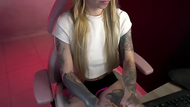 Chat +18 de Saucy_Jenn ao vivo