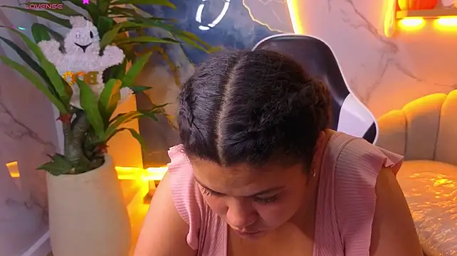 Scarleett_Tx Adlı Modelin Canlı XXX Sohbeti