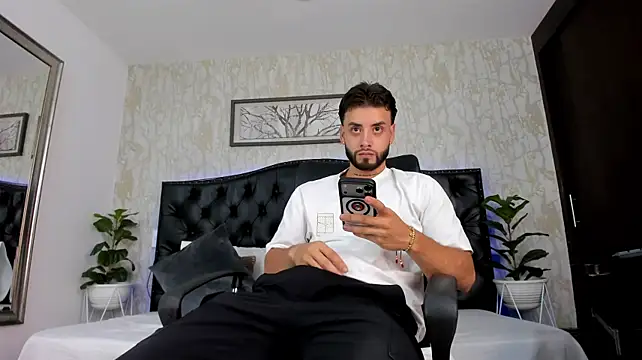 MattDevon Adlı Modelin Canlı XXX Sohbeti