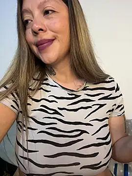 Bruja_lu élő XXX-chatje