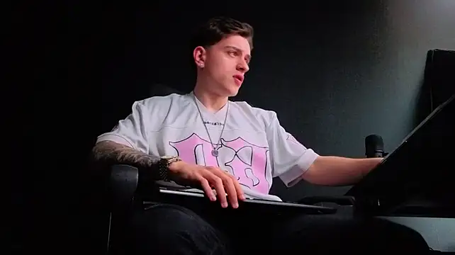 צ'אט XXX בשידור חי של FelixStarkk