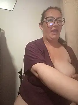 _Saraqueen-- Chat XXX in diretta