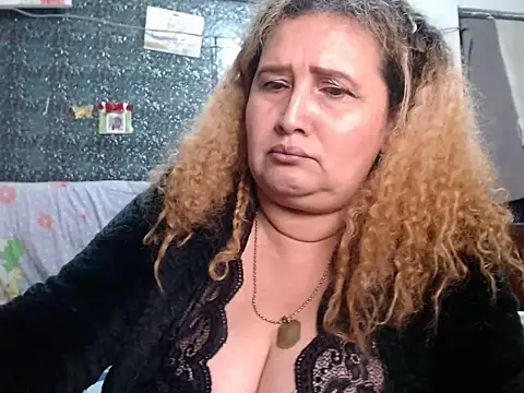 Perla1981-- Live XXX-Chat