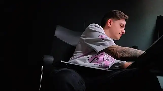 Онлайн чат XXX FelixStarkk