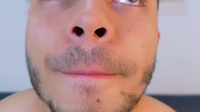 צ'אט XXX בשידור חי של TylerWest_