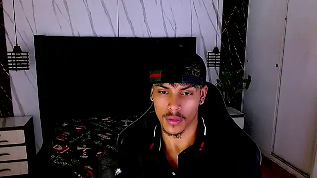Angel_foxc13 élő XXX-chatje