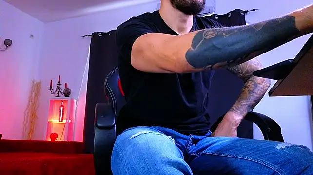 MightyAaron66's Live XXX Chat