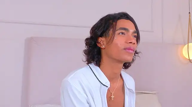 AlanCuute Show in webcam