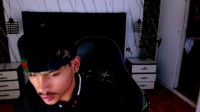 XXX chat uživo modela Angel_foxc13