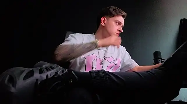 FelixStarkk Adlı Modelin Canlı XXX Sohbeti